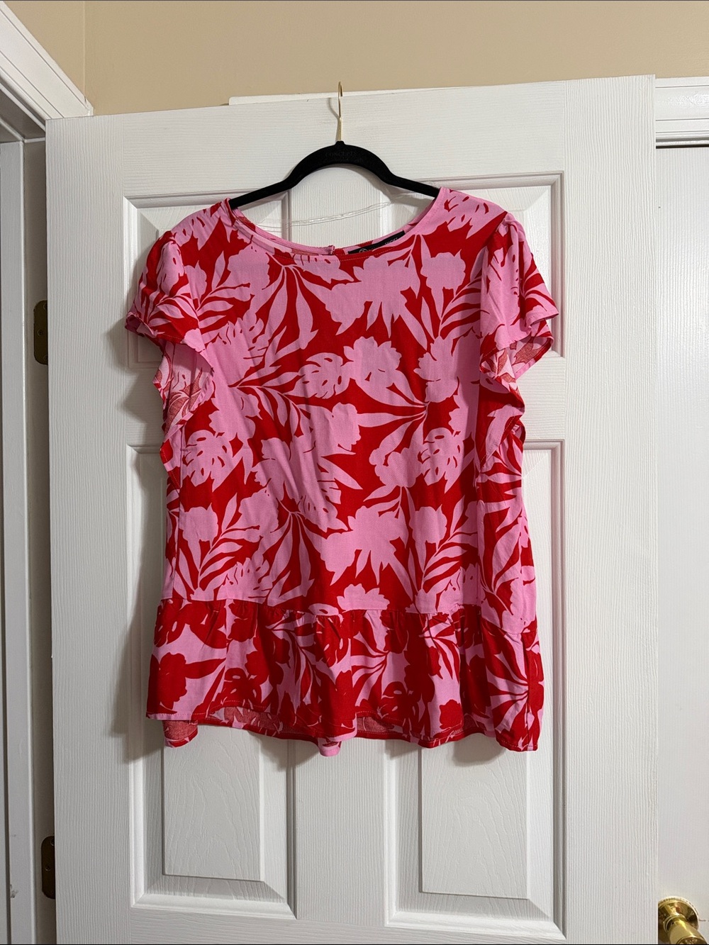 NWT Roselyn Sanchez Pink and Red Floral Short Sleeve Ruffle Peplum Top Large